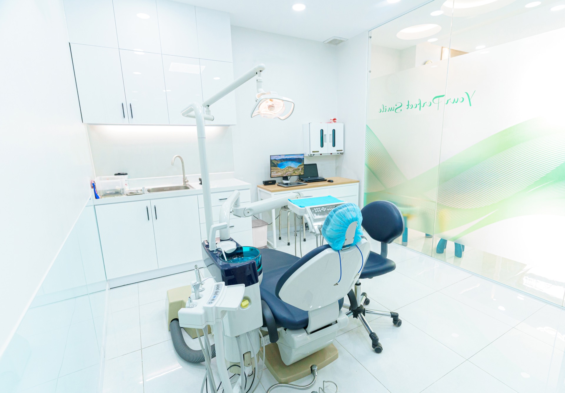 Bác sĩ tư vấn kế hoạch điều trị bằng dữ liệu hình ảnh cho bệnh nhân