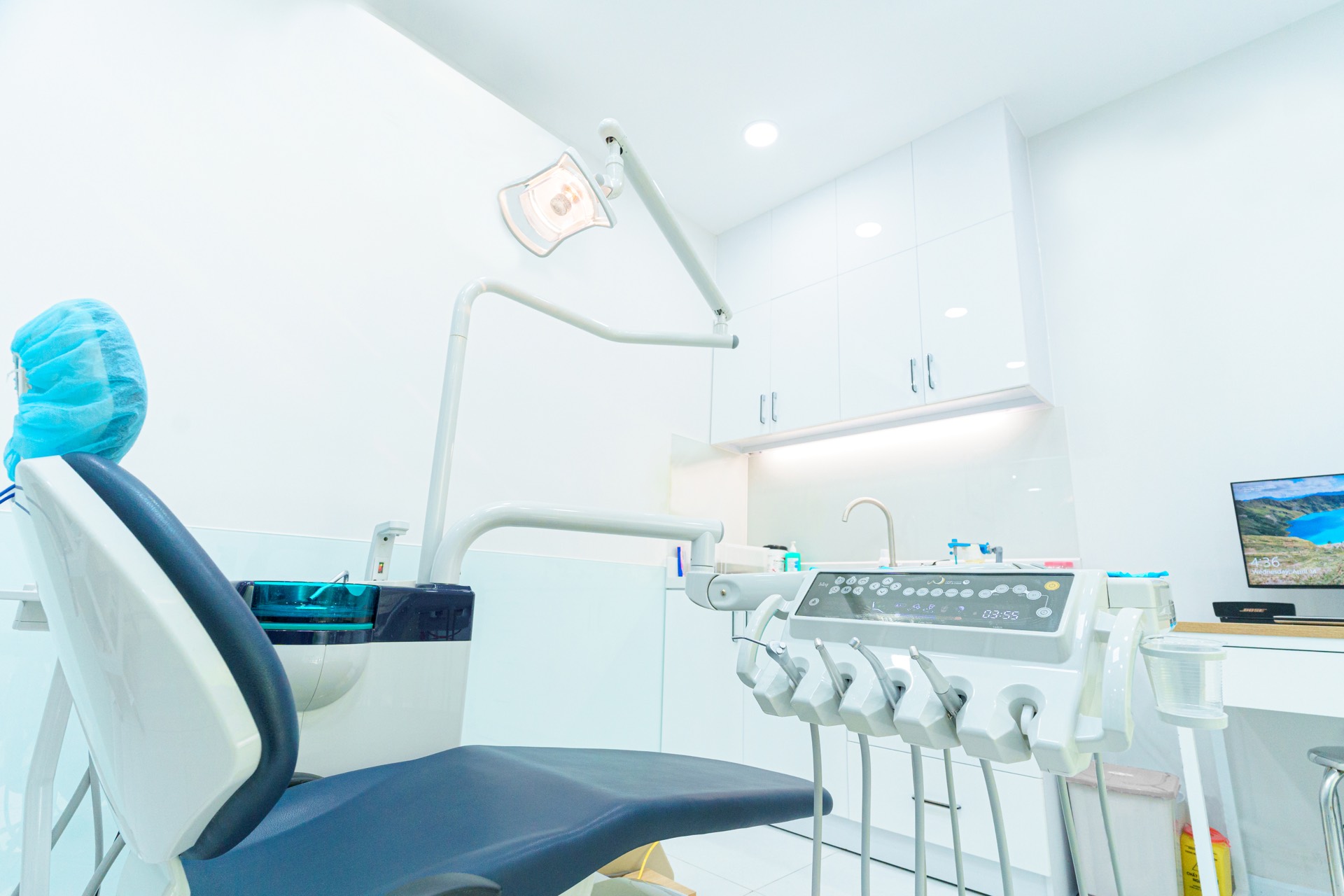 Phòng điều trị sạch sẽ với thiết bị nha khoa hiện đại