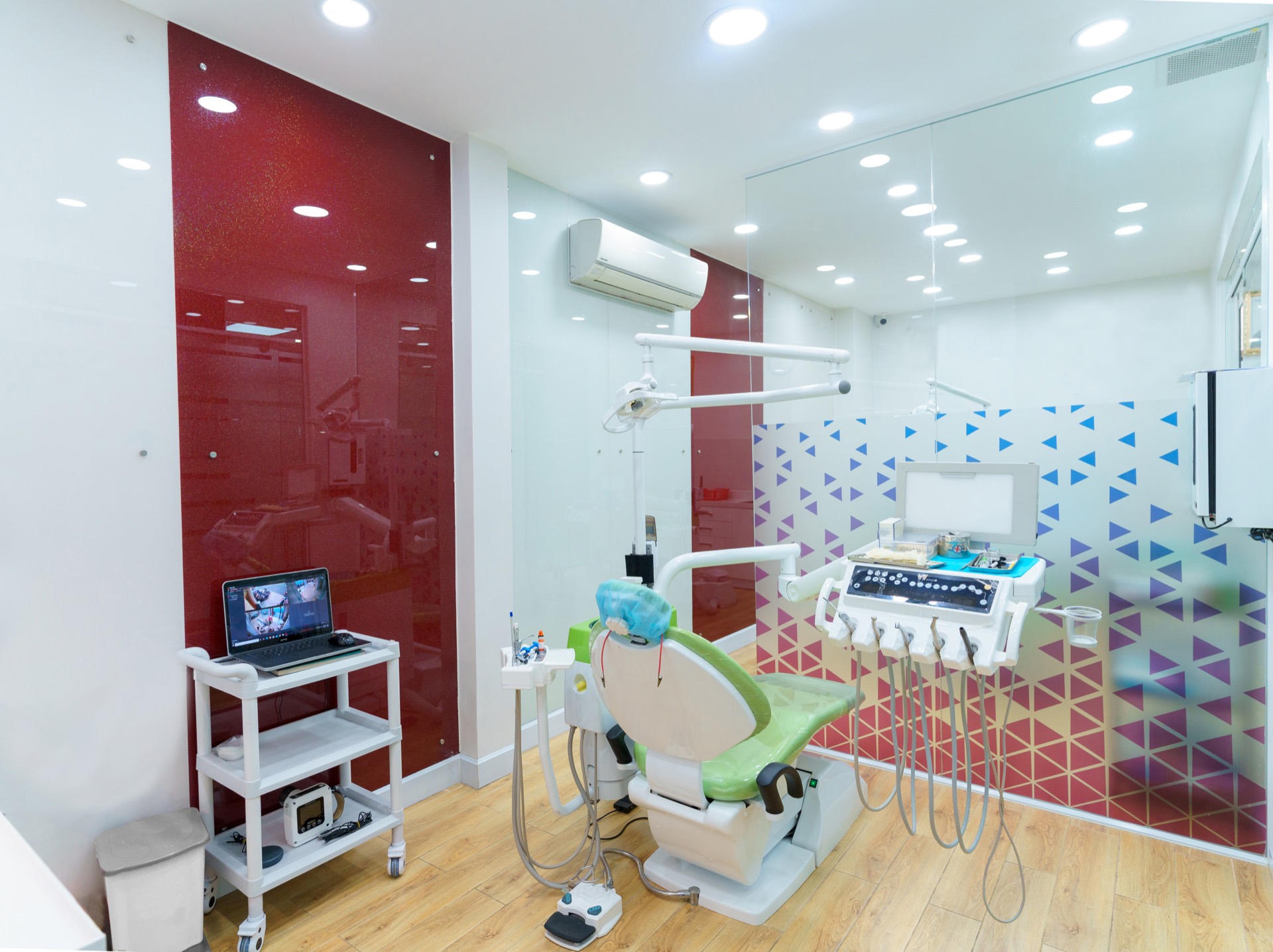 Ghế nha khoa và cụm tay khoan trong khu điều trị