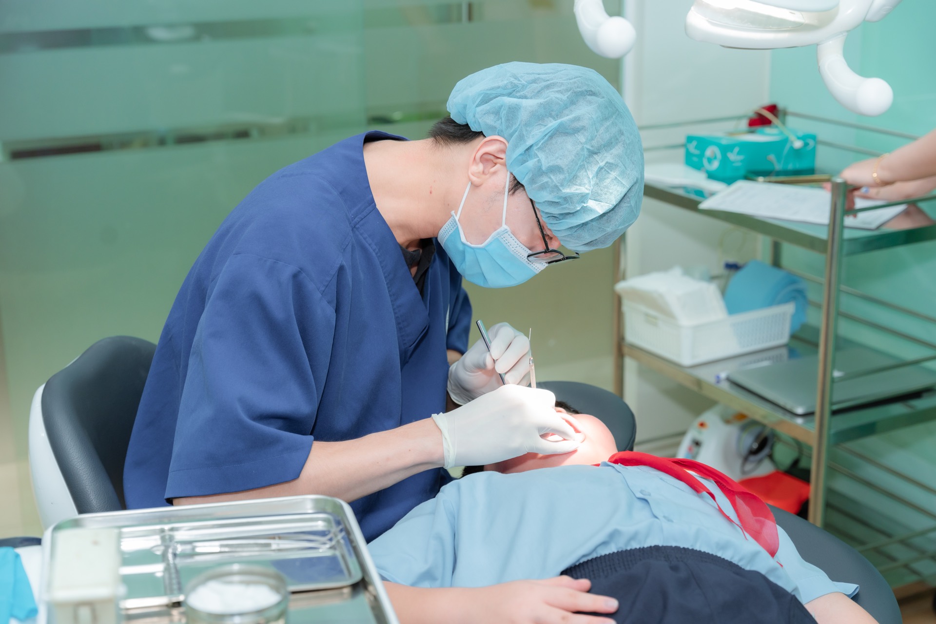 Bác sĩ đang chăm sóc răng cho bệnh nhi