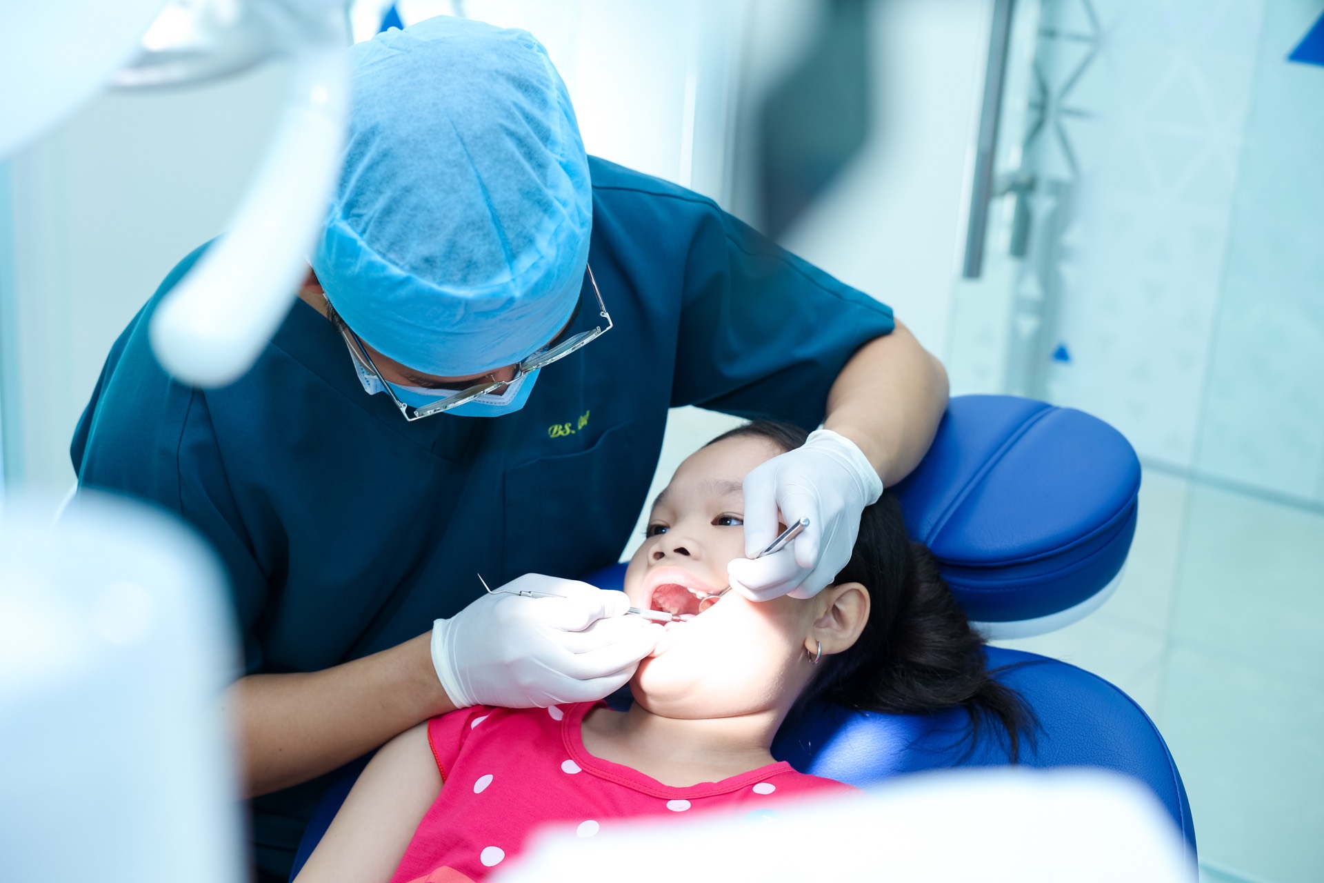 Bác sĩ thao tác điều trị cẩn trọng cho bệnh nhân