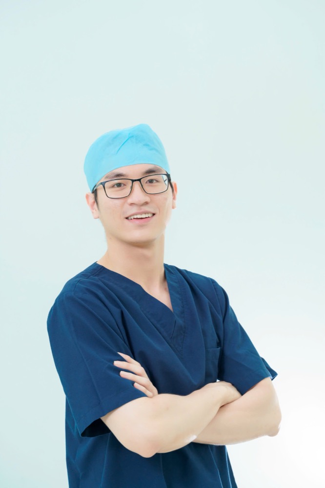 BS. LƯ NGUYỄN MINH TOÀN trong phòng khám