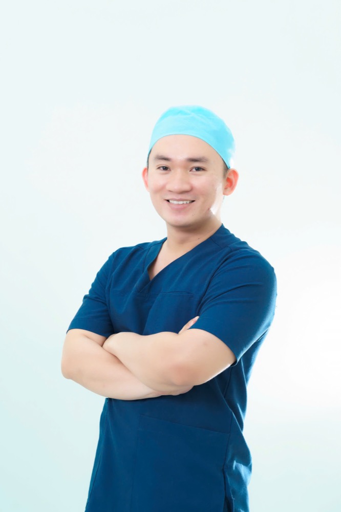 BS. NGUYỄN TRÍ CHỦNG khi điều trị cho bệnh nhân